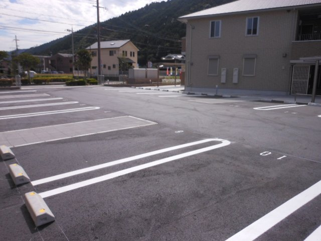メゾンべールAの駐車場