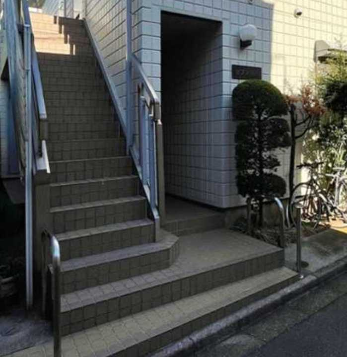 セブン駒大　最上階　角部屋　単身者さんオススメのエントランス