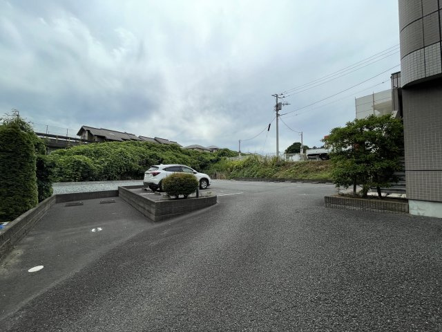 サンパレス南台の駐車場
