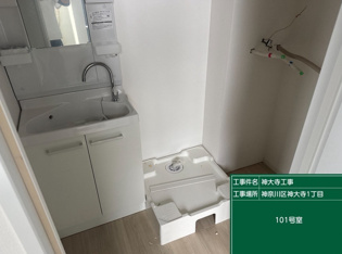 独立洗面台、小物を置くことができて便利です
