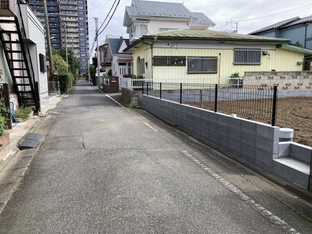 鴻巣市本町５丁目　新築一戸建て全１棟の前面道路含む現地写真|北西側道路
