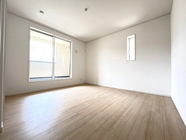 【寝室】 | 福岡市南区横手1丁目第7　2号棟（全4棟）【仲介手数料無料・0円】 | 現地写真。2階主寝室です。