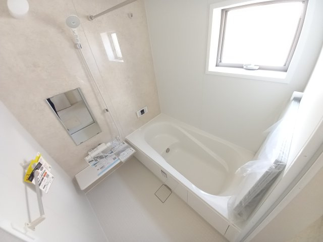 【いわき市平城東１丁目／3号棟】　収納スペース豊富なデザイナーズ新築建売住宅♪の浴室|同施工◆ユニットバスの写真です◆　毎日の疲れを癒す広々とした浴室は、足を伸ばしてゆっくりとくつろげます♪