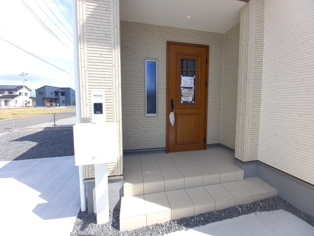 【いわき市平城東１丁目／3号棟】　収納スペース豊富なデザイナーズ新築建売住宅♪の玄関|同施工◆玄関の写真です◆お洒落で明るい玄関は、お客様にも喜ばれそうです♪♪


