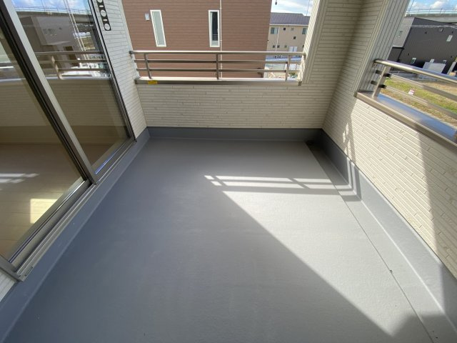 【いわき市平城東１丁目／3号棟】　収納スペース豊富なデザイナーズ新築建売住宅♪のバルコニー|同施工　落ち着いた時間を過ごせるバルコニーです