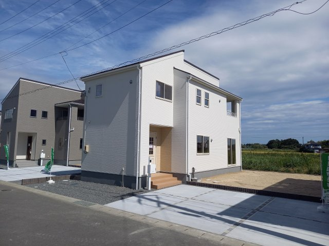 【いわき市平城東１丁目／3号棟】　収納スペース豊富なデザイナーズ新築建売住宅♪の前面道路含む現地写真|同施工　おしゃれな外観です