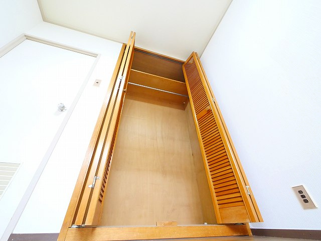 奈良三条町住宅2号棟の収納|ちょっとした収納スペースも充実しています