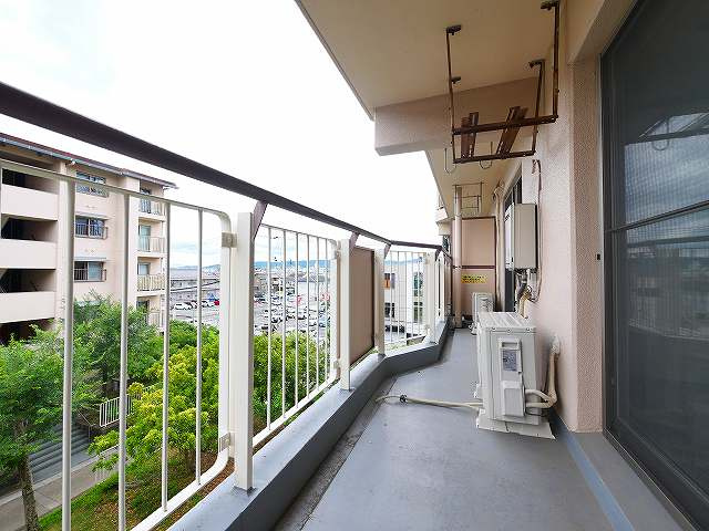 奈良三条町住宅2号棟のバルコニー|広々としたバルコニーです