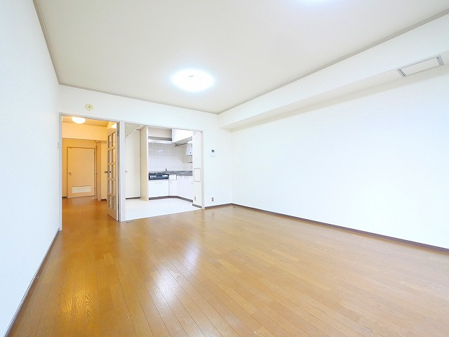 奈良三条町住宅2号棟の居間・リビング|こちらの居間で趣味の時間をお楽しみください