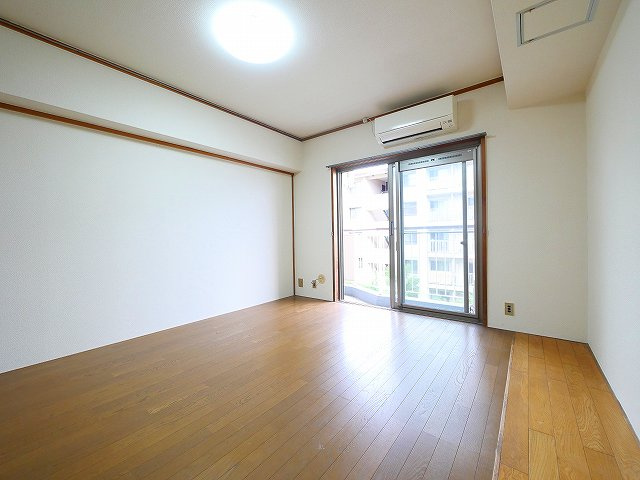 奈良三条町住宅2号棟の洋室|ゆったりした洋室です