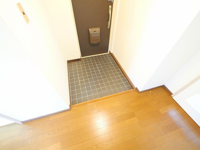 奈良三条町住宅2号棟の玄関|収納もある玄関です