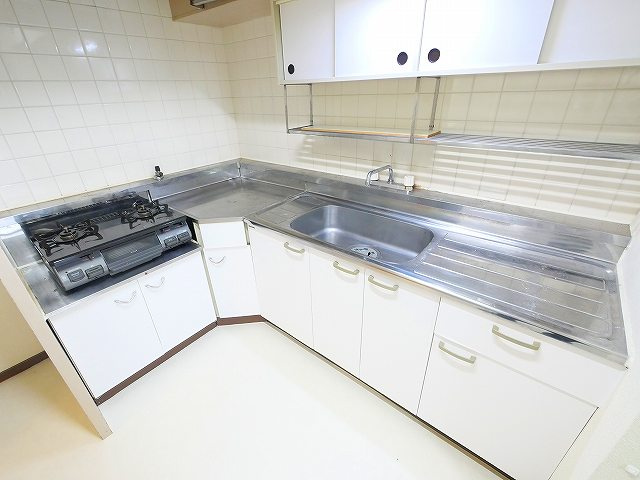 奈良三条町住宅2号棟のキッチン|コンパクトなキッチンで掃除もラクラク