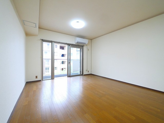 奈良三条町住宅2号棟の洋室|洋室です