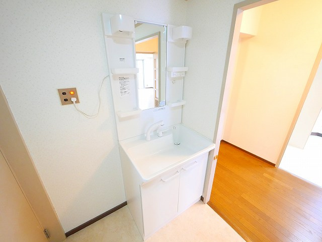 奈良三条町住宅2号棟の洗面所|明るい洗面所です