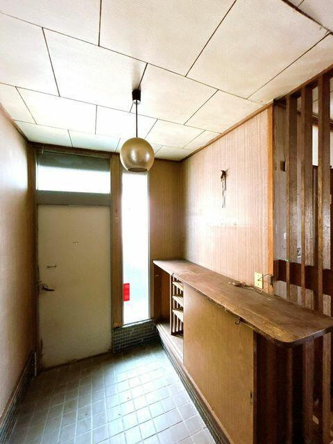 八代市高島町の中古一戸建の玄関|リフォーム前の 玄関です。
