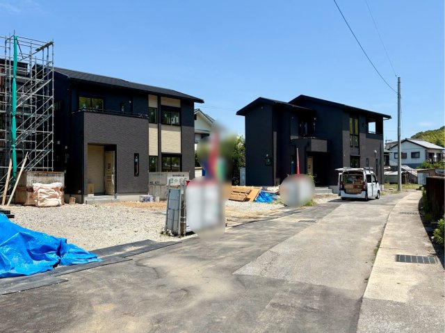 「小中学校も身近な好立地」高知市介良乙5号地　新築一戸建ての前面道路含む現地写真|7/30撮影。
