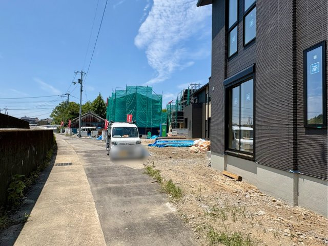 「小中学校も身近な好立地」高知市介良乙5号地　新築一戸建ての前面道路含む現地写真|7/30撮影。