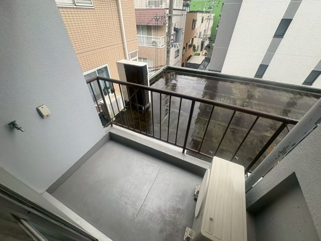 三功ビルのバルコニー