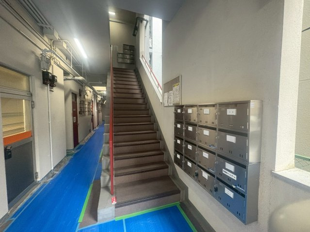 三功ビルのエントランス
