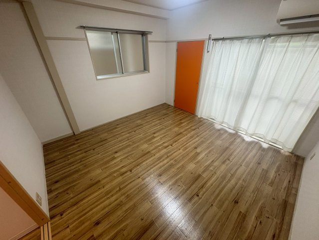 三功ビルの寝室