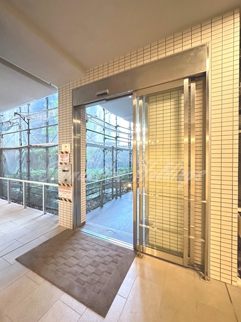 茅ヶ崎市矢畑の賃貸マンションのエントランス