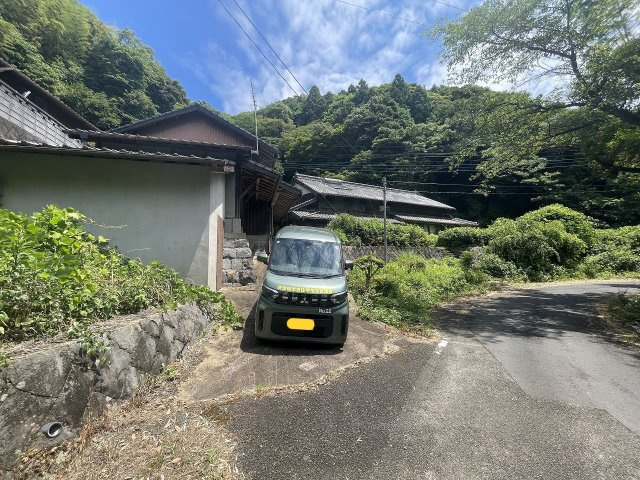 中里町一戸建の駐車場