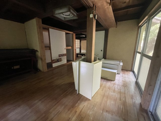 中里町一戸建の洋室