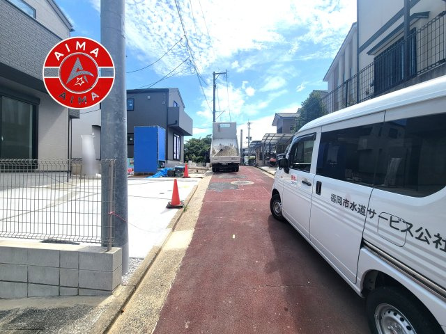 福岡市城南区飯倉1丁目第1-4棟（2号棟）の前面道路含む現地写真|前面道路は閑静な住宅地をはしる車通りの少ない道路。お車の出し入れが苦手なママや小さなお子様にも安心ですね。しっかり舗装もされているので、ベビーカーや自転車で通っても快適に通行できます。
