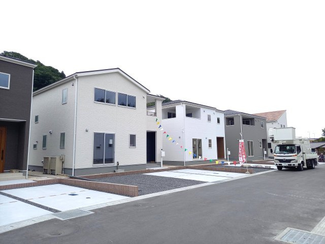 【いわき市平城東１丁目／5号棟】　収納スペース豊富なデザイナーズ新築建売住宅♪の駐車場|同施工◆カースペースの写真です◆
陽当りの良い駐車場は週末の洗車も快適です♪お車の他にも、自転車をとめられそうなスペースもございます。
