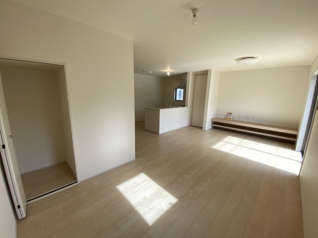 【いわき市平城東１丁目／5号棟】　収納スペース豊富なデザイナーズ新築建売住宅♪の居間・リビング|同施工◆リビングの写真です◆大きな窓のあるリビングは、陽光あふれる明るく居心地も良くご家族皆がゆったり寛げる憩いの空間となりそうです