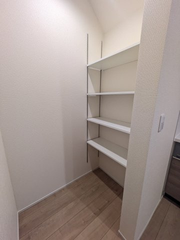 【いわき市平城東１丁目／5号棟】　収納スペース豊富なデザイナーズ新築建売住宅♪の収納|キッチン脇の収納スペースです