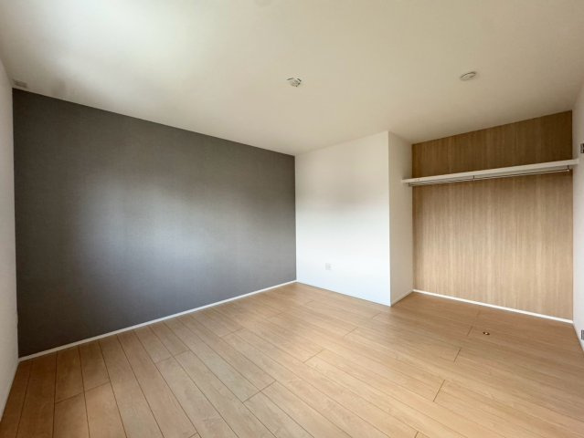 SUN COURTーサンコート－小倉南区下曽根4丁目【小倉南区　新築戸建て】の洋室|アクセントクロスがお洒落な主寝室♪２か所収納付き　【小倉南区　新築戸建て】