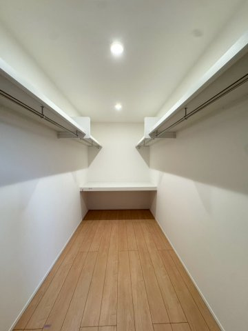 SUN COURTーサンコート－小倉南区下曽根4丁目【小倉南区　新築戸建て】の収納|かなりの量のお洋服が両サイドにかけれるWIC♪なかなかない子の広さ♪