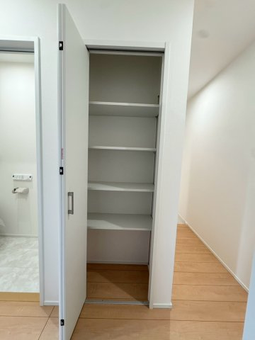 SUN COURTーサンコート－小倉南区下曽根4丁目【小倉南区　新築戸建て】の収納|２階通路にも便利な収納完備♪