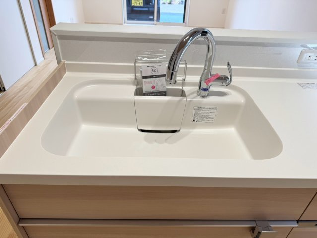 SUN COURTーサンコート－小倉南区下曽根4丁目【小倉南区　新築戸建て】のキッチン|人造大理石のシンク＆ワークトップ♪お手入れしやすく汚れがたまりにくい♪　【小倉南区　新築戸建て】
