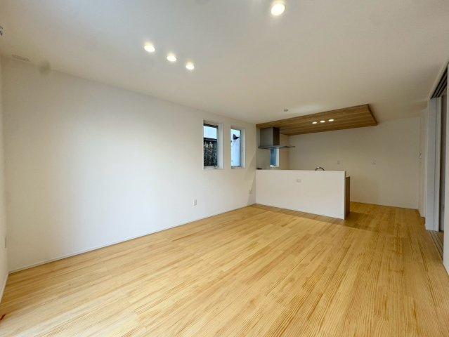 SUN COURTーサンコート－小倉南区下曽根4丁目【小倉南区　新築戸建て】の居間・リビング|リビングにはダウンライトが標準装備♪照明の費用節約できます　【小倉南区　新築戸建て】