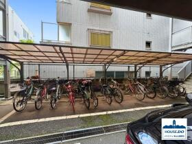 ペット可！4階・南向・2LDK！千草ダイヤハイツの駐輪場|駐輪場は屋根付きです。