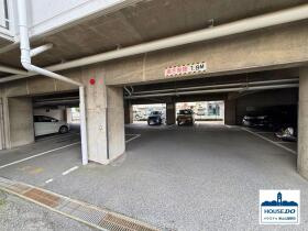 ペット可！4階・南向・2LDK！千草ダイヤハイツの駐車場|敷地内平面駐車場の様子。