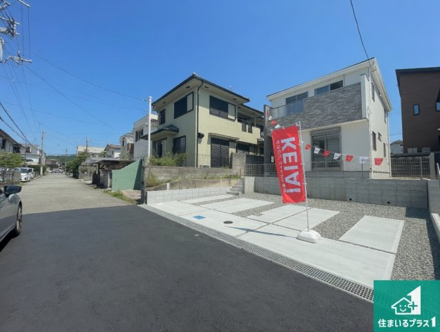 29日(土)30日(日)現地ご見学可能！　川西市大和西　第1期　新築一戸建ての前面道路含む現地写真|周辺は閑静な住宅街！前面道路広々で車の出し入れも便利です。駐車が苦手な方でも安心して車庫入れできます！