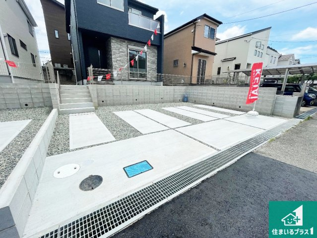 ■川西市大和西　第1期　新築一戸建ての駐車場|並列２台駐車可能！ゆとりの駐車スペースで車庫入れもスムーズ！

