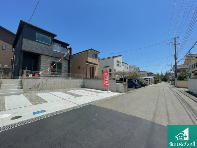 ■川西市大和西　第1期　新築一戸建ての前面道路含む現地写真|周辺は閑静な住宅街！前面道路広々で車の出し入れも便利です。駐車が苦手な方でも安心して車庫入れできます！