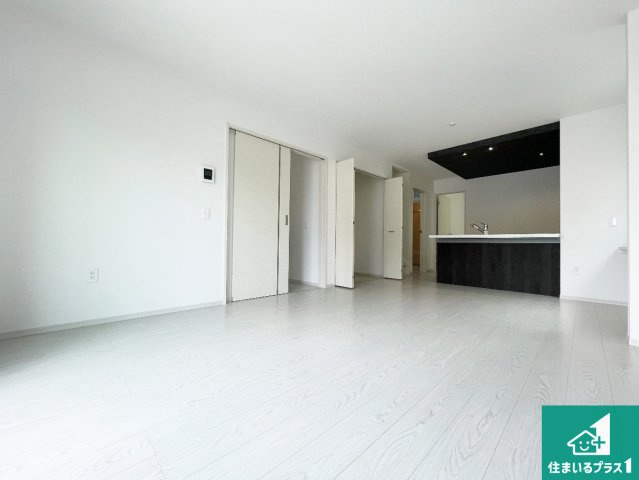 ■川西市大和西　第1期　新築一戸建ての居間・リビング|子供を見守りながらお料理が出来るため家族のコミュニケーションか増えます♪スペースが広く確保されている為お子様が大きくなったときは一緒に料理を楽しめます♪