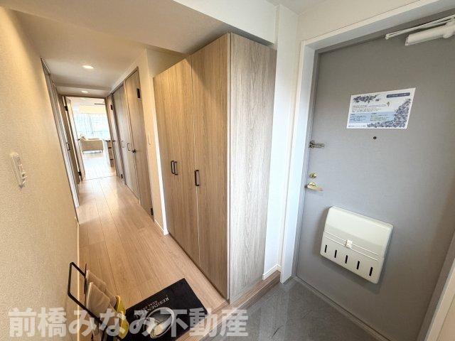 【中古マンション】高崎市常盤町　エトワール　208号室　3LDKの玄関|収納もある玄関です
