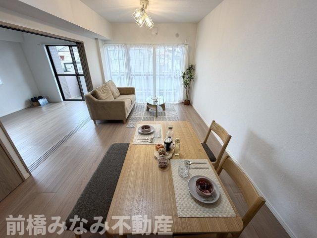 【中古マンション】高崎市常盤町　エトワール　208号室　3LDKの居間・リビング|ゆったりとした居間です