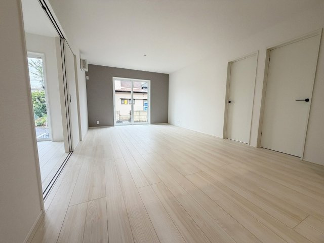 吉川市中曽根2丁目　新築平屋戸建　全2棟　2号棟の居間・リビング|アクセントクロスがオシャレなリビングです