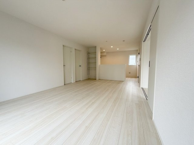 吉川市中曽根2丁目　新築平屋戸建　全2棟　2号棟の居間・リビング|家族が集う中心のリビングは18帖の広さを確保