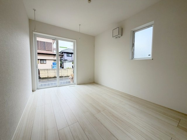 吉川市中曽根2丁目　新築平屋戸建　全2棟　2号棟の洋室|ホスクリーン付の洋室6.03帖・主寝室としていかがでしょう