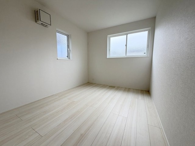 吉川市中曽根2丁目　新築平屋戸建　全2棟　2号棟の洋室|2面採光の明るい洋室5.25帖