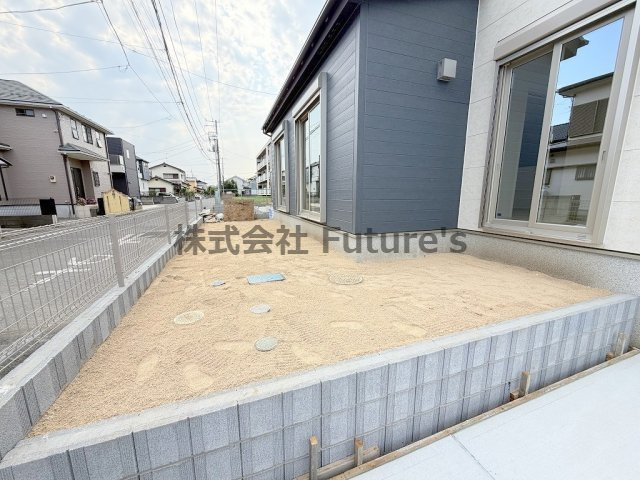 吉川市中曽根2丁目　新築平屋戸建　全2棟　2号棟のエントランス|不在時に便利な宅配BOX完備