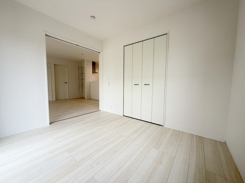 吉川市中曽根2丁目　新築平屋戸建　全2棟　2号棟の洋室|リビング横の洋室は子供の遊びスペースとしても活用できます